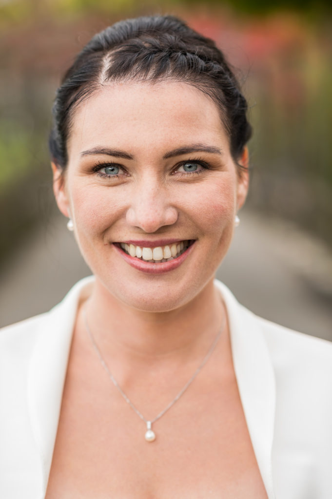 Brautportrait - Braut Fotoshooting mit einem Brautpaar im Flüeli Ranft und einer Hochzeit im Landenberg - Hochzeitsfotograf Obwalden in Sarnen
