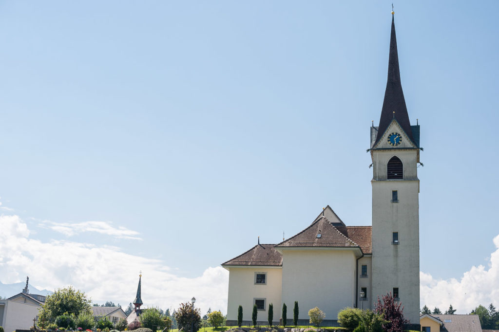 Hochzeitsfotograf Nidwalden Hochzeit in Ennetmoos (Kanton Nidwalden) in der Zentralschweiz mit Hochzeitsfeier im Hotel Bellevue in Engelberg und Helikopterflug für Brautpaar