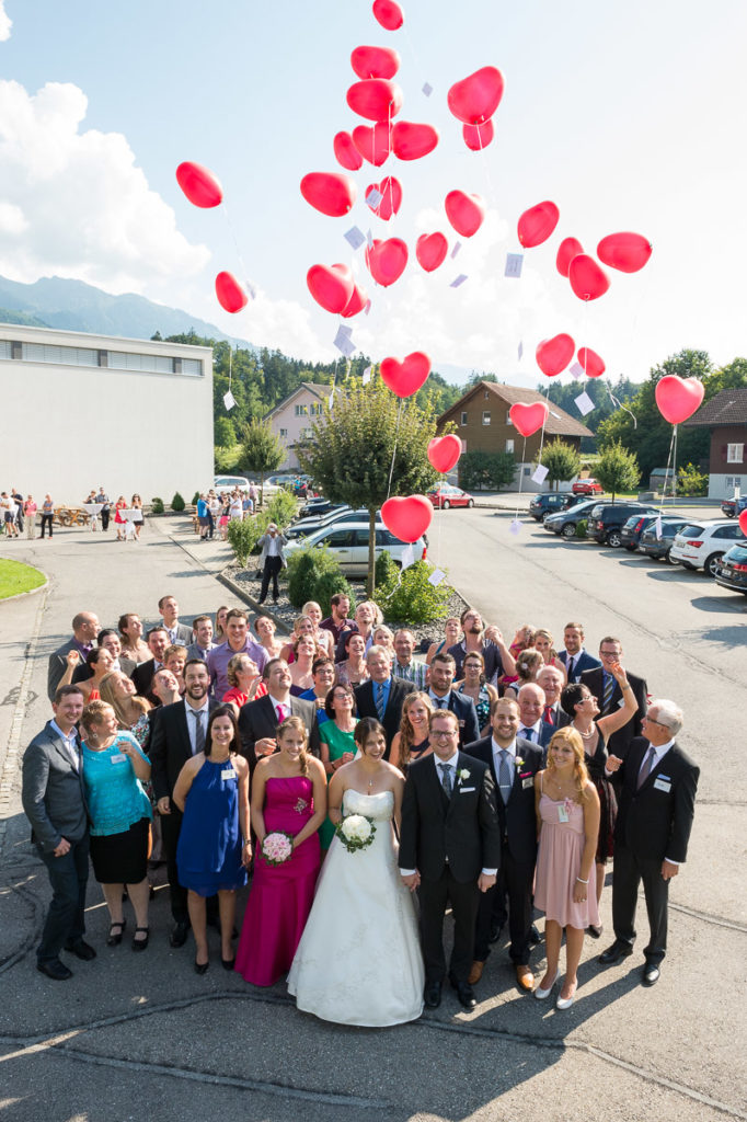Hochzeitsfotograf Nidwalden Hochzeit in Ennetmoos (Kanton Nidwalden) in der Zentralschweiz mit Hochzeitsfeier im Hotel Bellevue in Engelberg und Helikopterflug für Brautpaar