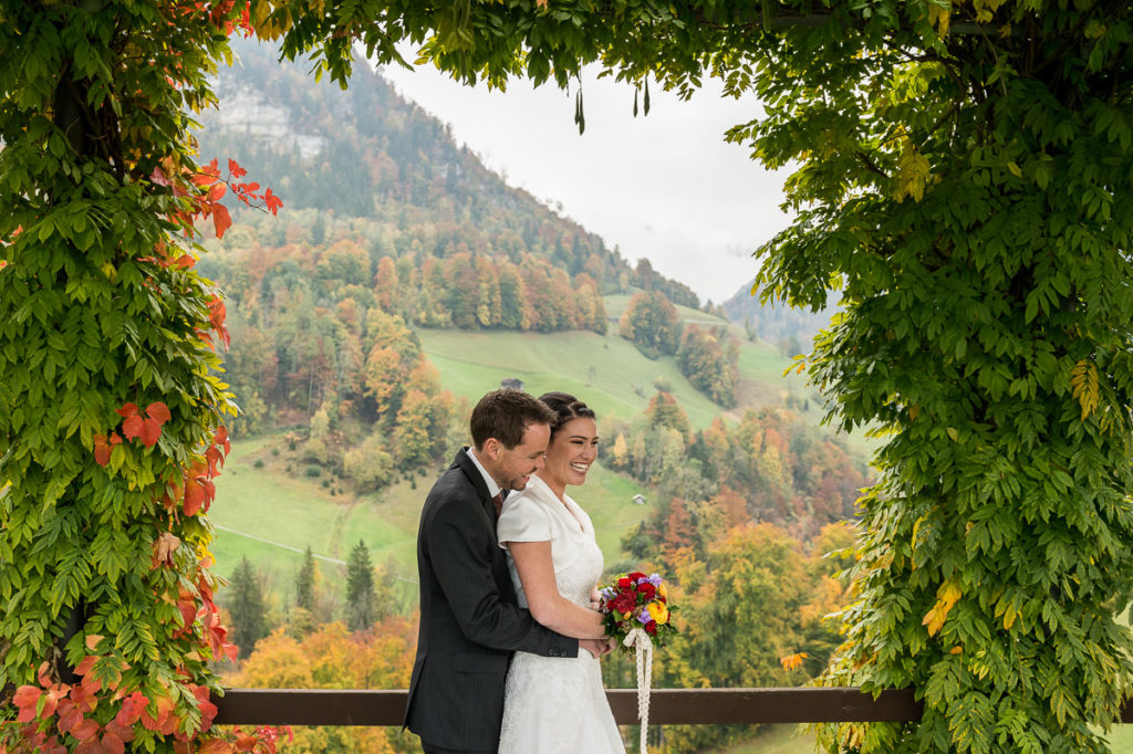 Heiraten auf dem Landenberg Fotoshooting mit einem Brautpaar im Flüeli Ranft und einer Hochzeit im Landenberg - Hochzeitsfotograf Obwalden in Sarnen