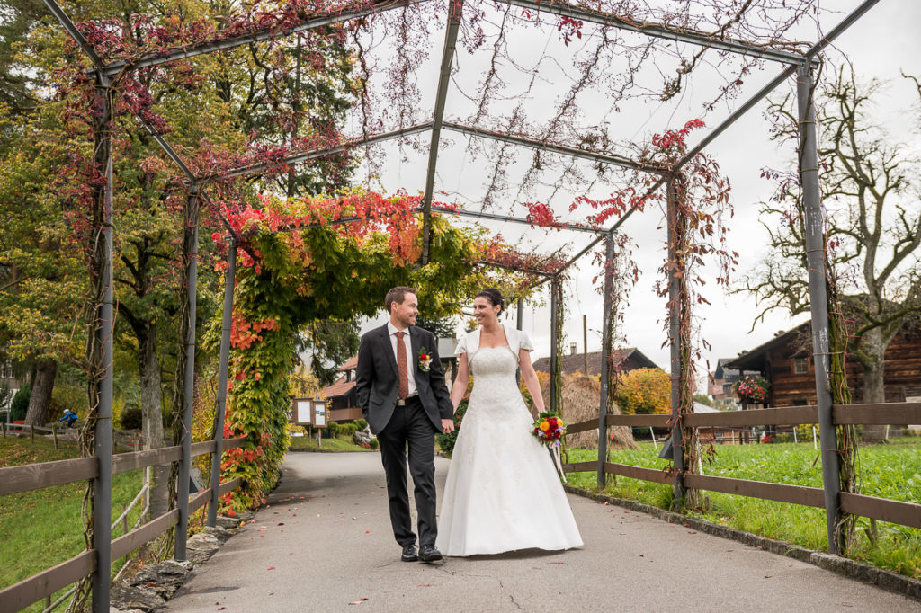 Heiraten auf dem Landenberg Fotoshooting mit einem Brautpaar im Flüeli Ranft und einer Hochzeit im Landenberg - Hochzeitsfotograf Obwalden in Sarnen
