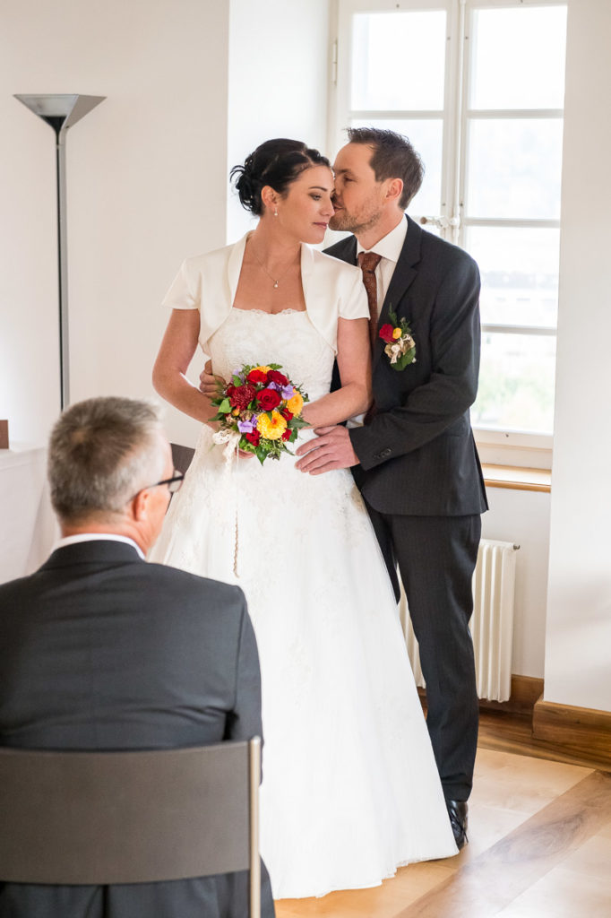 Heiraten auf dem Landenberg Fotoshooting mit einem Brautpaar im Flüeli Ranft und einer Hochzeit im Landenberg - Hochzeitsfotograf Obwalden in Sarnen