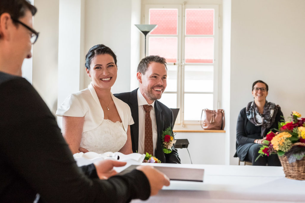 Heiraten auf dem Landenberg Fotoshooting mit einem Brautpaar im Flüeli Ranft und einer Hochzeit im Landenberg - Hochzeitsfotograf Obwalden in Sarnen