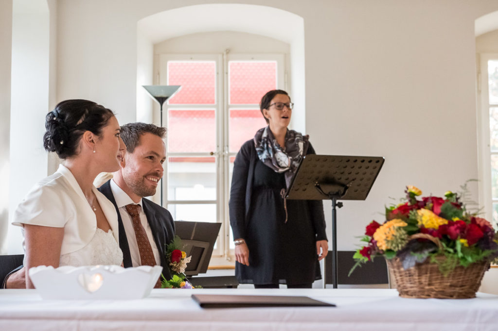 Heiraten auf dem Landenberg Fotoshooting mit einem Brautpaar im Flüeli Ranft und einer Hochzeit im Landenberg - Hochzeitsfotograf Obwalden in Sarnen