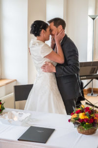 Fotoshooting mit einem Brautpaar im Flüeli Ranft und einer Hochzeit im Landenberg - Hochzeitsfotograf Obwalden in Sarnen