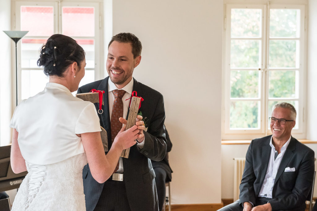Heiraten auf dem Landenberg Fotoshooting mit einem Brautpaar im Flüeli Ranft und einer Hochzeit im Landenberg - Hochzeitsfotograf Obwalden in Sarnen