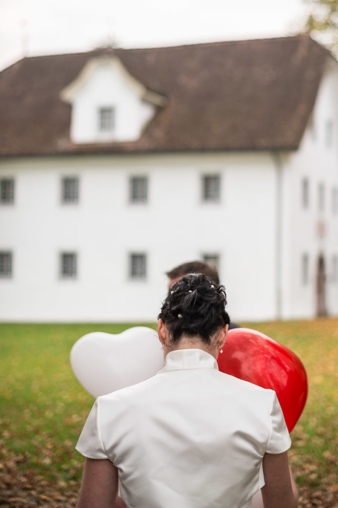 Heiraten auf dem Landenberg Fotoshooting mit einem Brautpaar im Flüeli Ranft und einer Hochzeit im Landenberg - Hochzeitsfotograf Obwalden in Sarnen