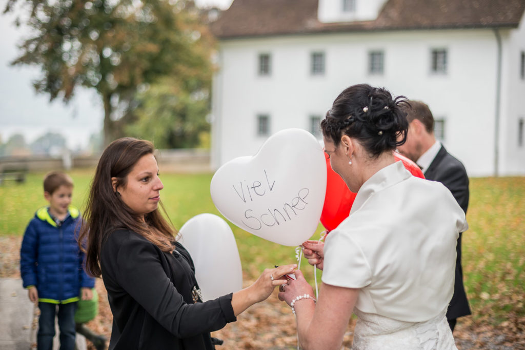 Heiraten auf dem Landenberg Fotoshooting mit einem Brautpaar im Flüeli Ranft und einer Hochzeit im Landenberg - Hochzeitsfotograf Obwalden in Sarnen