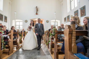 Hochzeit in Obwalden, Kirchliche Trauung im Schoried in Alpnach. Alles begleitet vom Hochzeitsfotograf Obwalden fürs Brautpaar