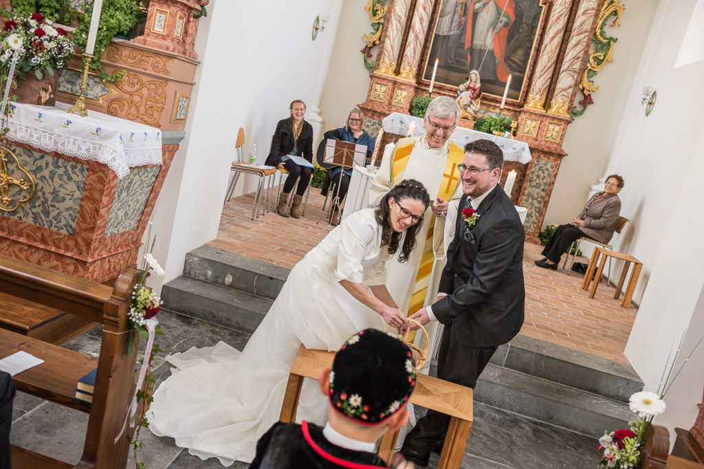 Heiraten in Alpnach Hochzeit in Obwalden, Kirchliche Trauung im Schoried in Alpnach. Alles begleitet vom Hochzeitsfotograf Obwalden fürs Brautpaar