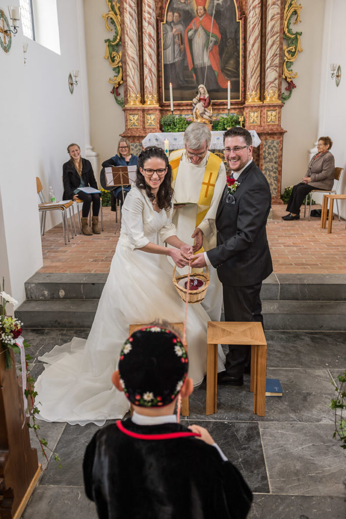 Heiraten in Alpnach Hochzeit in Obwalden, Kirchliche Trauung im Schoried in Alpnach. Alles begleitet vom Hochzeitsfotograf Obwalden fürs Brautpaar