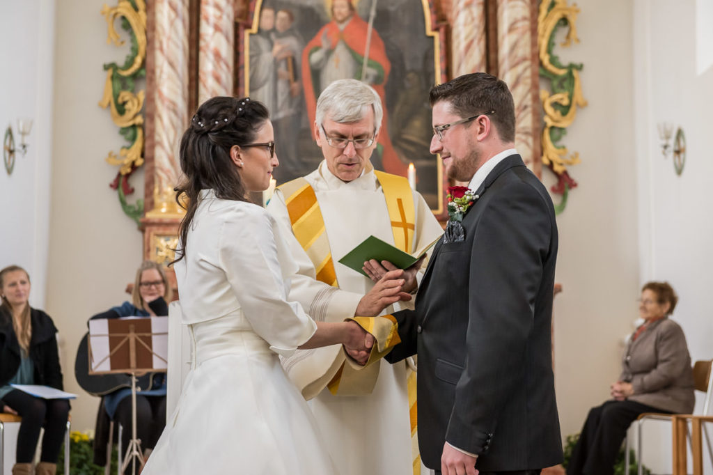 Heiraten in Alpnach Hochzeit in Obwalden, Kirchliche Trauung im Schoried in Alpnach. Alles begleitet vom Hochzeitsfotograf Obwalden fürs Brautpaar