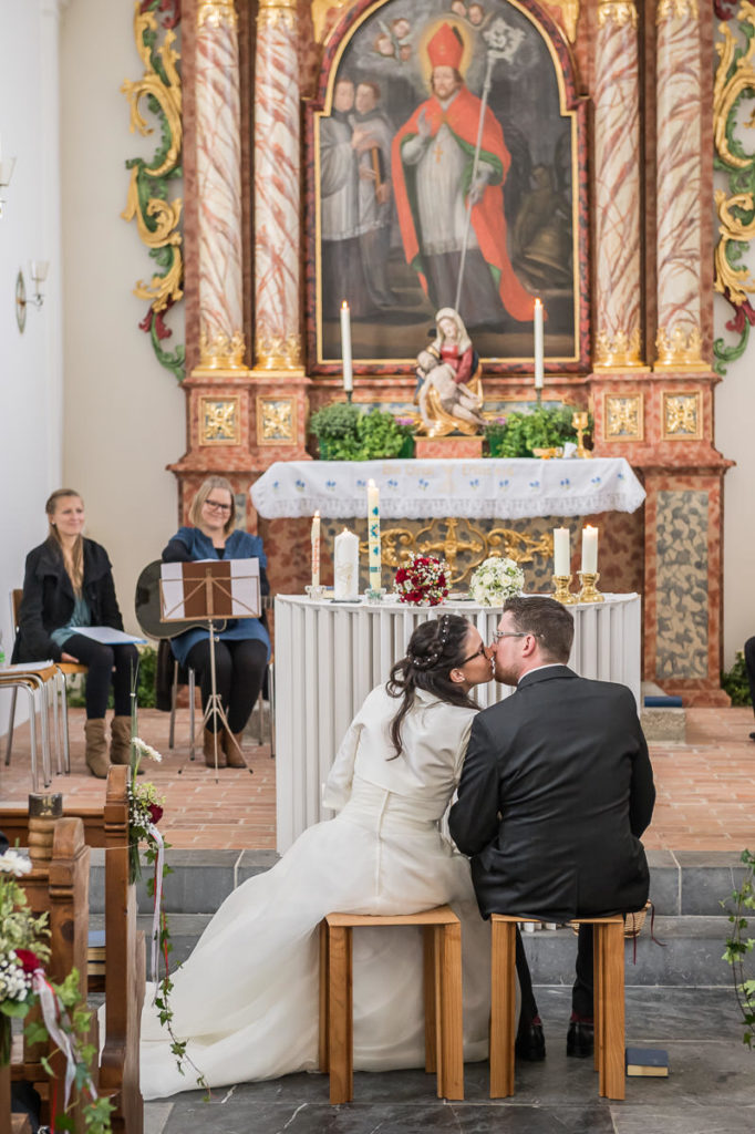 Heiraten in Alpnach Hochzeit in Obwalden, Kirchliche Trauung im Schoried in Alpnach. Alles begleitet vom Hochzeitsfotograf Obwalden fürs Brautpaar