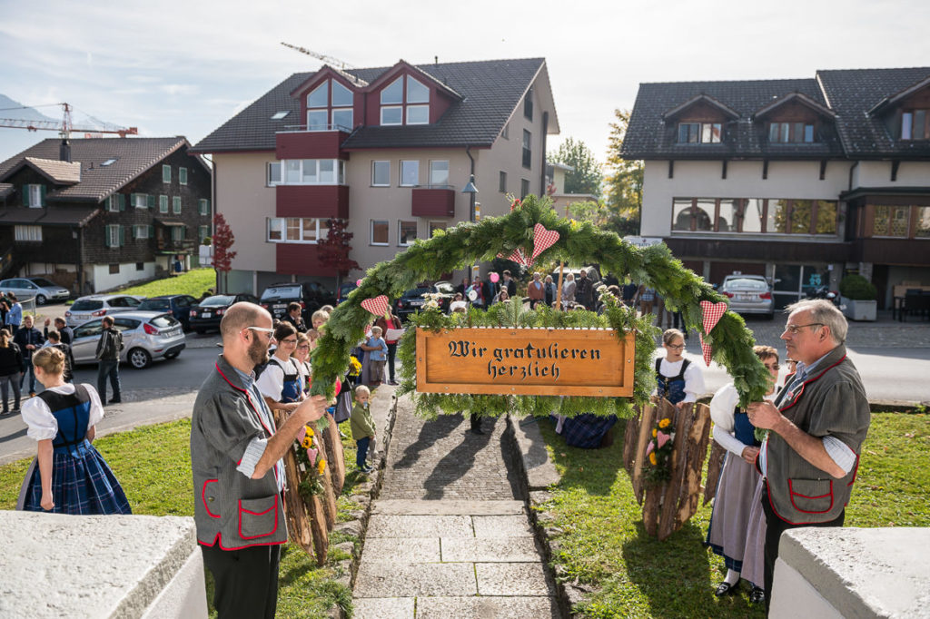 Heiraten in Alpnach Hochzeit in Obwalden, Kirchliche Trauung im Schoried in Alpnach. Alles begleitet vom Hochzeitsfotograf Obwalden fürs Brautpaar