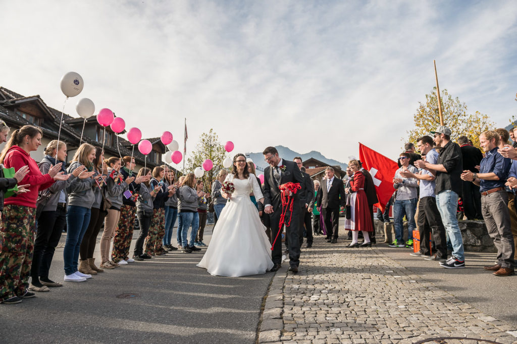 Heiraten in Alpnach Hochzeit in Obwalden, Kirchliche Trauung im Schoried in Alpnach. Alles begleitet vom Hochzeitsfotograf Obwalden fürs Brautpaar