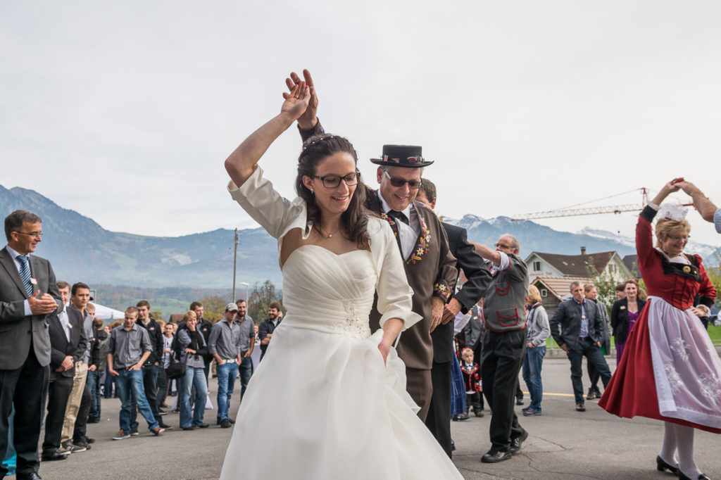 Heiraten in Alpnach Hochzeit in Obwalden, Kirchliche Trauung im Schoried in Alpnach. Alles begleitet vom Hochzeitsfotograf Obwalden fürs Brautpaar