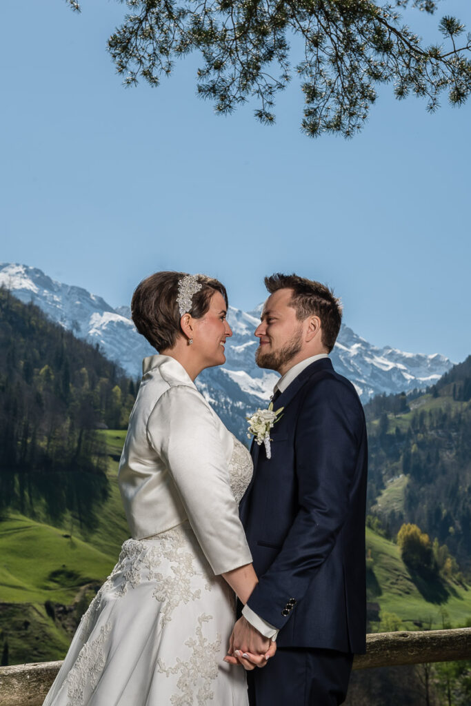 Trauung Pfarrkirche Alpnach Hochzeitsapero Schlosshof Alpnach Hochzeitsfest Paxmontana Flüeli Ranft Hochzeitsfotograf Obwalden Hochzeitsfotograf Zentralschweiz