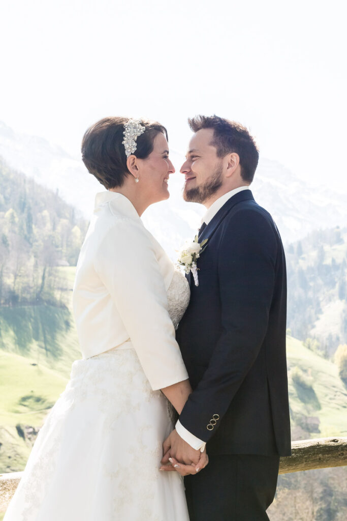 Trauung Pfarrkirche Alpnach Hochzeitsapero Schlosshof Alpnach Hochzeitsfest Paxmontana Flüeli Ranft Hochzeitsfotograf Obwalden Hochzeitsfotograf Zentralschweiz
