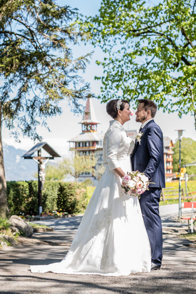 Trauung Pfarrkirche Alpnach Hochzeitsapero Schlosshof Alpnach Hochzeitsfest Paxmontana Flüeli Ranft Hochzeitsfotograf Obwalden Hochzeitsfotograf Zentralschweiz