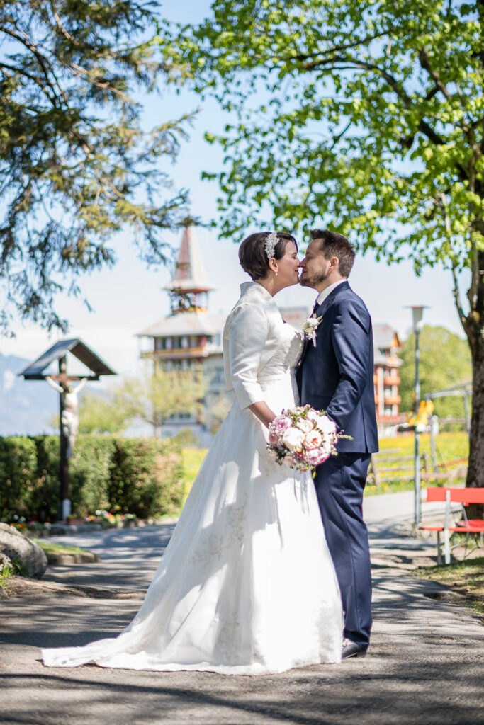 Trauung Pfarrkirche Alpnach Hochzeitsapero Schlosshof Alpnach Hochzeitsfest Paxmontana Flüeli Ranft Hochzeitsfotograf Obwalden Hochzeitsfotograf Zentralschweiz