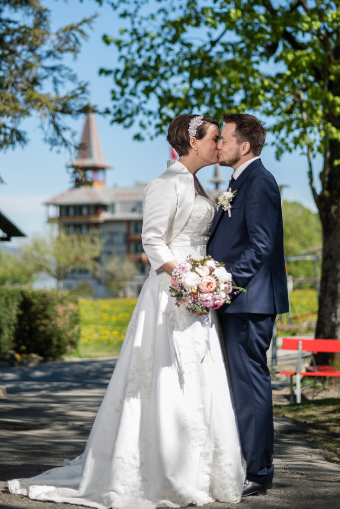 Trauung Pfarrkirche Alpnach Hochzeitsapero Schlosshof Alpnach Hochzeitsfest Paxmontana Flüeli Ranft Hochzeitsfotograf Obwalden Hochzeitsfotograf Zentralschweiz