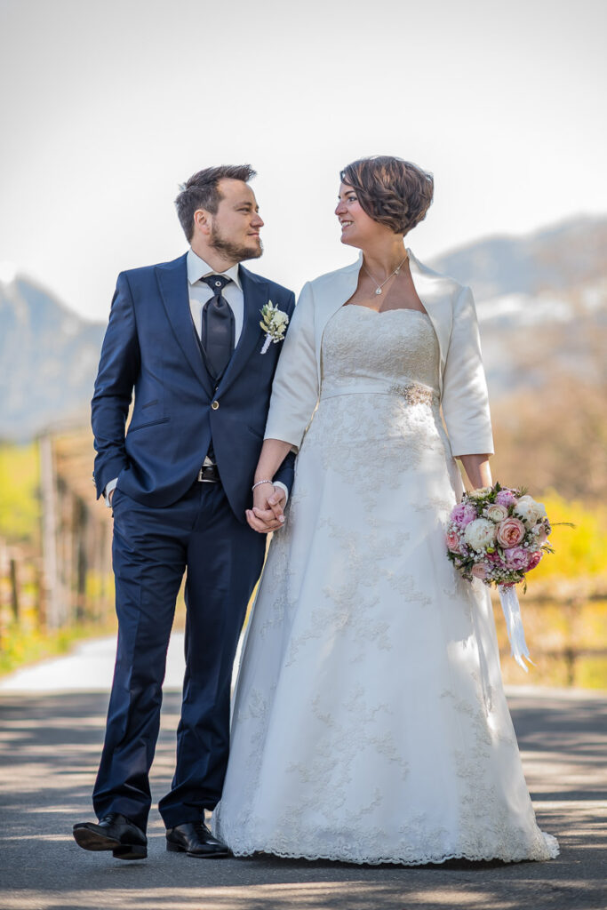 Trauung Pfarrkirche Alpnach Hochzeitsapero Schlosshof Alpnach Hochzeitsfest Paxmontana Flüeli Ranft Hochzeitsfotograf Obwalden Hochzeitsfotograf Zentralschweiz