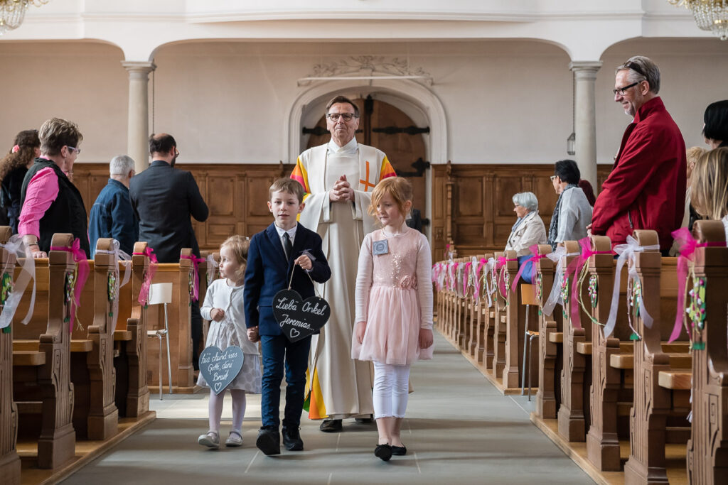 Trauung Pfarrkirche Alpnach Hochzeitsapero Schlosshof Alpnach Hochzeitsfest Paxmontana Flüeli Ranft Hochzeitsfotograf Obwalden Hochzeitsfotograf Zentralschweiz