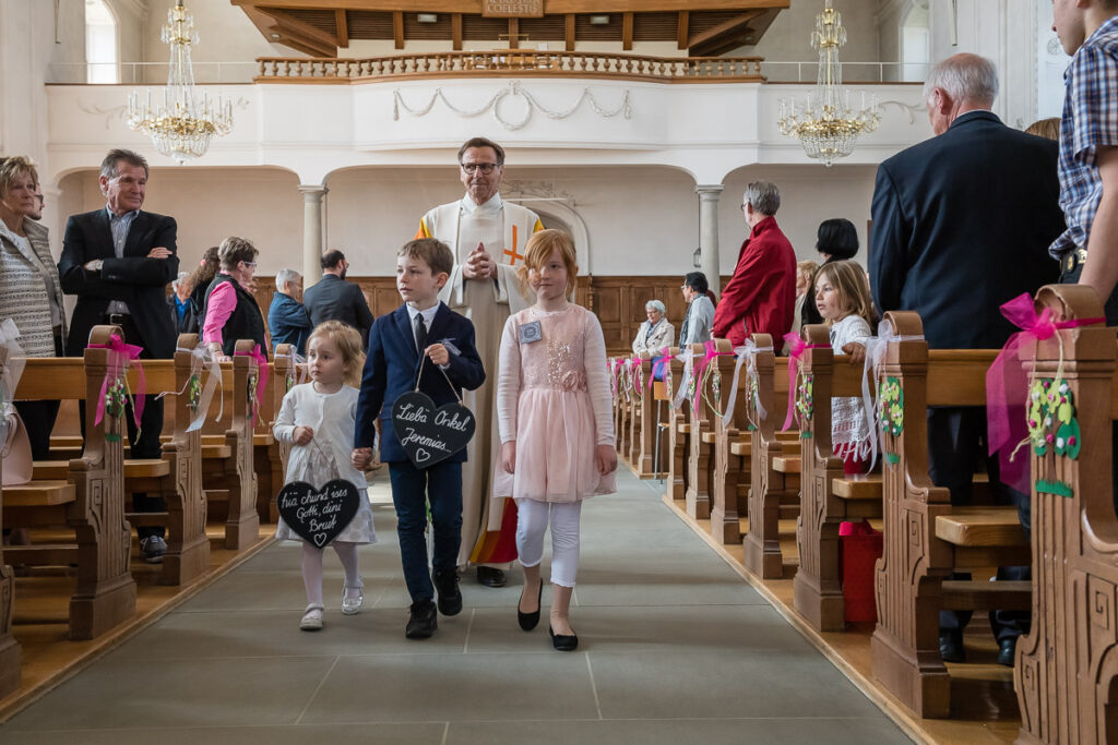 Trauung Pfarrkirche Alpnach Hochzeitsapero Schlosshof Alpnach Hochzeitsfest Paxmontana Flüeli Ranft Hochzeitsfotograf Obwalden Hochzeitsfotograf Zentralschweiz