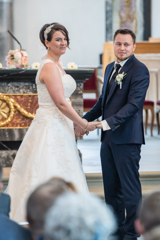 Trauung Pfarrkirche Alpnach Hochzeitsapero Schlosshof Alpnach Hochzeitsfest Paxmontana Flüeli Ranft Hochzeitsfotograf Obwalden Hochzeitsfotograf Zentralschweiz