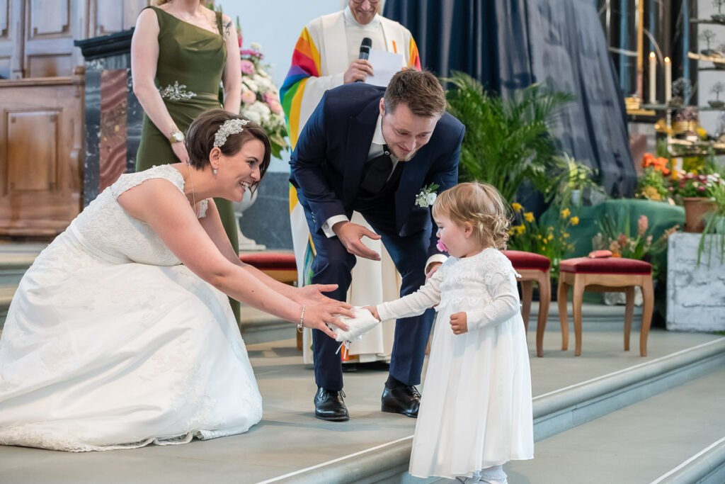 Trauung Pfarrkirche Alpnach Hochzeitsapero Schlosshof Alpnach Hochzeitsfest Paxmontana Flüeli Ranft Hochzeitsfotograf Obwalden Hochzeitsfotograf Zentralschweiz