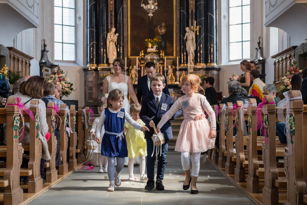 Trauung Pfarrkirche Alpnach Hochzeitsapero Schlosshof Alpnach Hochzeitsfest Paxmontana Flüeli Ranft Hochzeitsfotograf Obwalden Hochzeitsfotograf Zentralschweiz