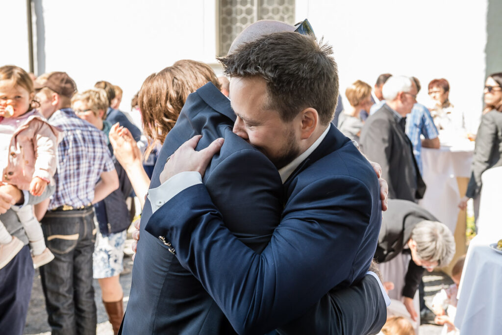 Trauung Pfarrkirche Alpnach Hochzeitsapero Schlosshof Alpnach Hochzeitsfest Paxmontana Flüeli Ranft Hochzeitsfotograf Obwalden Hochzeitsfotograf Zentralschweiz