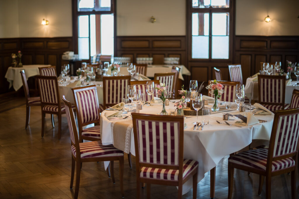 Trauung Pfarrkirche Alpnach Hochzeitsapero Schlosshof Alpnach Hochzeitsfest Paxmontana Flüeli Ranft Hochzeitsfotograf Obwalden Hochzeitsfotograf Zentralschweiz