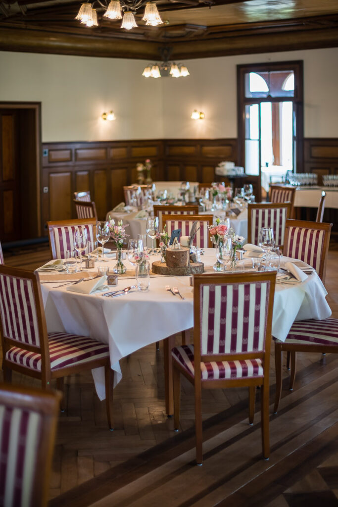 Trauung Pfarrkirche Alpnach Hochzeitsapero Schlosshof Alpnach Hochzeitsfest Paxmontana Flüeli Ranft Hochzeitsfotograf Obwalden Hochzeitsfotograf Zentralschweiz