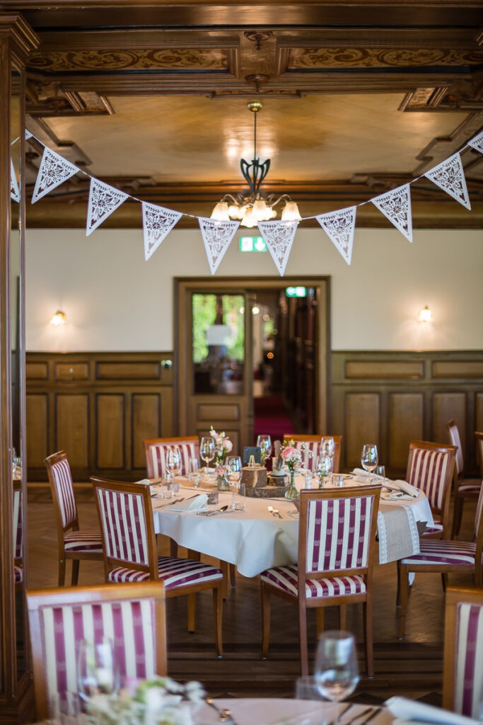 Trauung Pfarrkirche Alpnach Hochzeitsapero Schlosshof Alpnach Hochzeitsfest Paxmontana Flüeli Ranft Hochzeitsfotograf Obwalden Hochzeitsfotograf Zentralschweiz