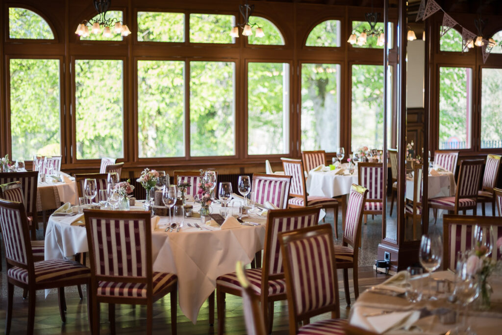 Trauung Pfarrkirche Alpnach Hochzeitsapero Schlosshof Alpnach Hochzeitsfest Paxmontana Flüeli Ranft Hochzeitsfotograf Obwalden Hochzeitsfotograf Zentralschweiz