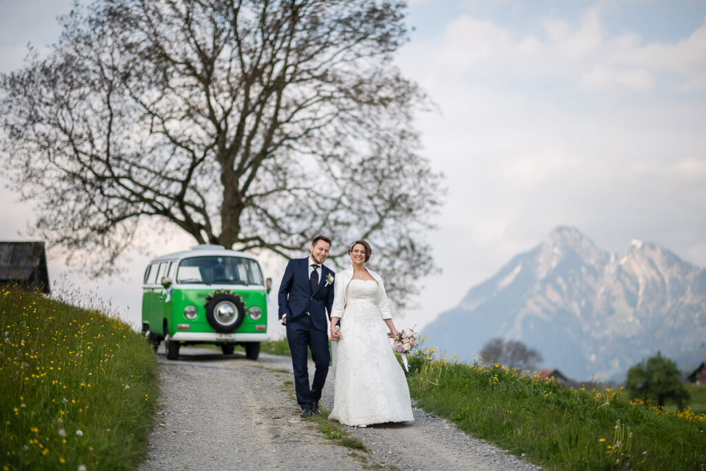 Trauung Pfarrkirche Alpnach Hochzeitsapero Schlosshof Alpnach Hochzeitsfest Paxmontana Flüeli Ranft Hochzeitsfotograf Obwalden Hochzeitsfotograf Zentralschweiz