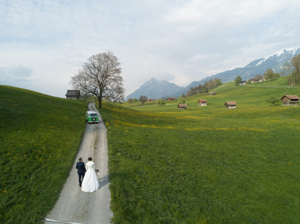 Trauung Pfarrkirche Alpnach Hochzeitsapero Schlosshof Alpnach Hochzeitsfest Paxmontana Flüeli Ranft Hochzeitsfotograf Obwalden Hochzeitsfotograf Zentralschweiz