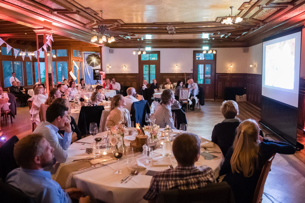 Trauung Pfarrkirche Alpnach Hochzeitsapero Schlosshof Alpnach Hochzeitsfest Paxmontana Flüeli Ranft Hochzeitsfotograf Obwalden Hochzeitsfotograf Zentralschweiz