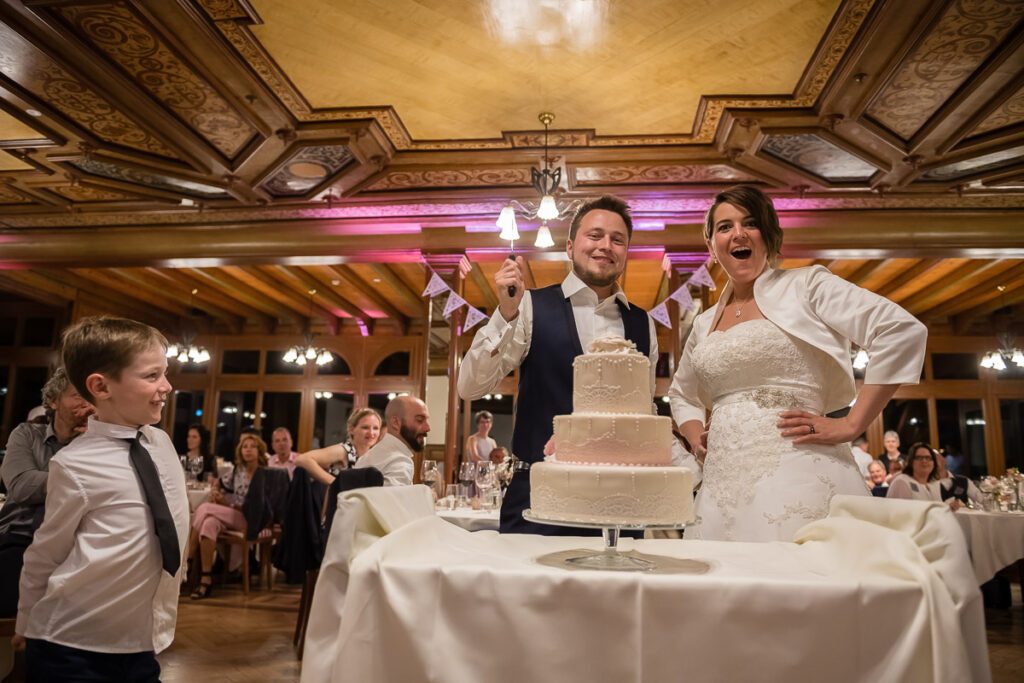 Trauung Pfarrkirche Alpnach Hochzeitsapero Schlosshof Alpnach Hochzeitsfest Paxmontana Flüeli Ranft Hochzeitsfotograf Obwalden Hochzeitsfotograf Zentralschweiz
