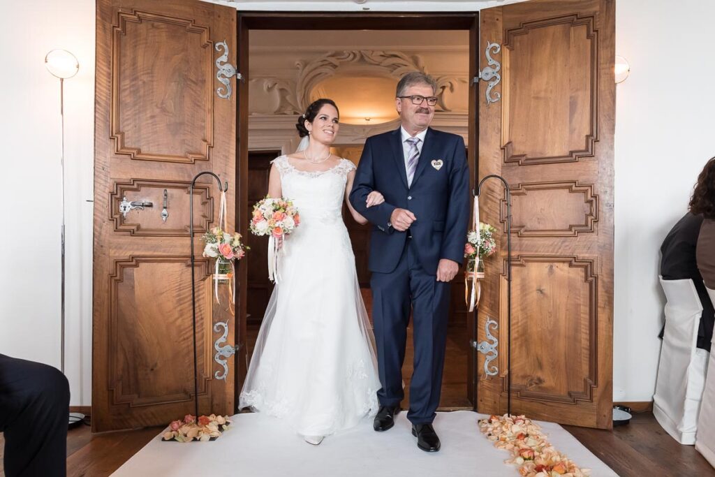 Trauung Schloss Heidegg Gelfingen Apero Schloss Heidegg Gelfingen Nachtessen Hotel Restaurant Schifflände Birrwil Hochzeitsfotograf Luzern Hochzeitsfotograf Aargau