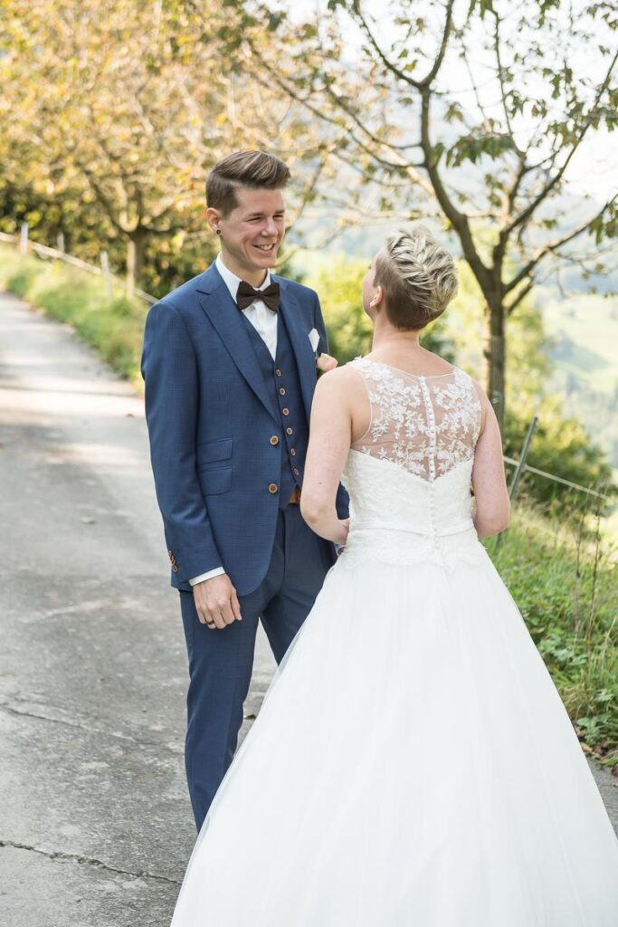 Hochzeit im Höfli in Stans mit anschliessendem Apero Fotoshooting mit Brautpaar in Buochs im Neuseeland Hochzeitsfest in Beckenried Hochzeitsfotograf Nidwalden