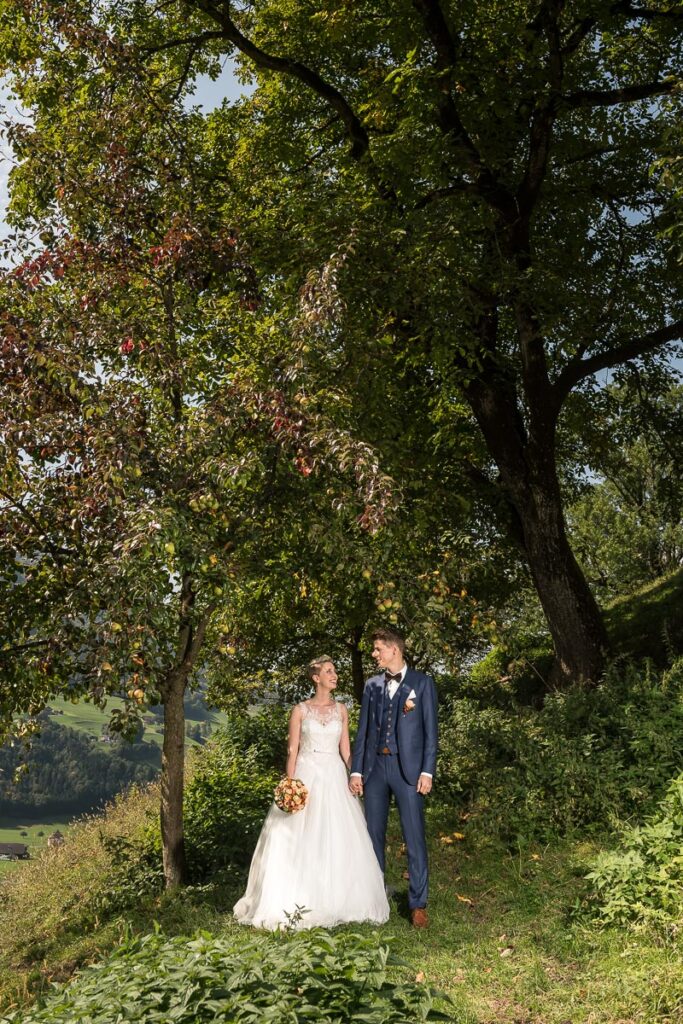 Hochzeit im Höfli in Stans mit anschliessendem Apero Fotoshooting mit Brautpaar in Buochs im Neuseeland Hochzeitsfest in Beckenried Hochzeitsfotograf Nidwalden