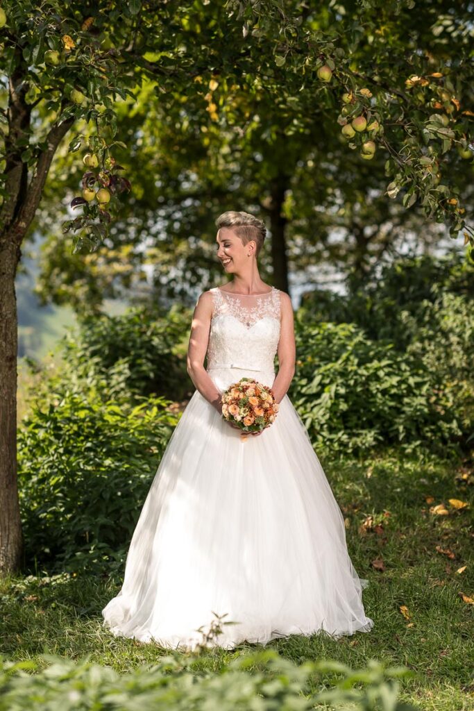Hochzeit im Höfli in Stans mit anschliessendem Apero Fotoshooting mit Brautpaar in Buochs im Neuseeland Hochzeitsfest in Beckenried Hochzeitsfotograf Nidwalden