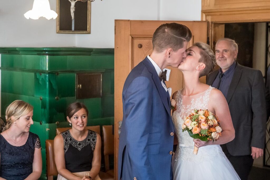 Hochzeit im Höfli in Stans mit anschliessendem Apero Fotoshooting mit Brautpaar in Buochs im Neuseeland Hochzeitsfest in Beckenried Hochzeitsfotograf Nidwalden