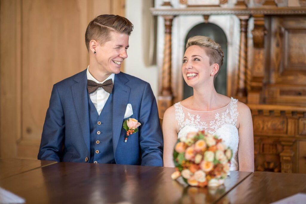 Hochzeit im Höfli in Stans mit anschliessendem Apero Fotoshooting mit Brautpaar in Buochs im Neuseeland Hochzeitsfest in Beckenried Hochzeitsfotograf Nidwalden
