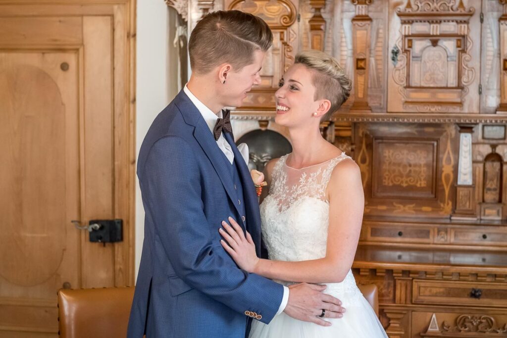 Hochzeit im Höfli in Stans mit anschliessendem Apero Fotoshooting mit Brautpaar in Buochs im Neuseeland Hochzeitsfest in Beckenried Hochzeitsfotograf Nidwalden