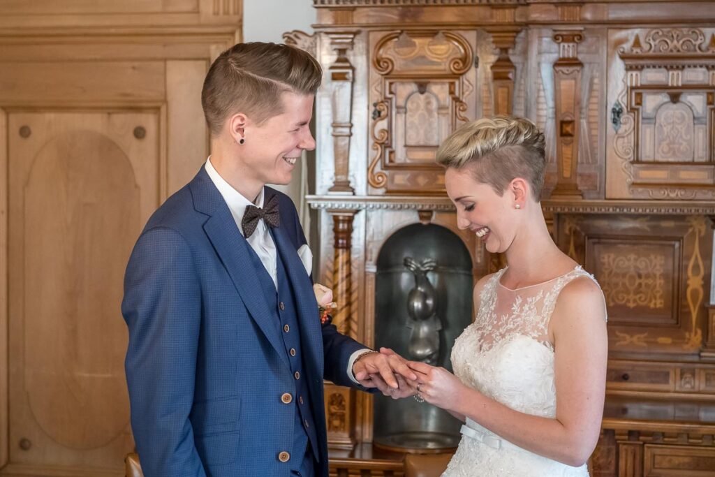 Hochzeit im Höfli in Stans mit anschliessendem Apero Fotoshooting mit Brautpaar in Buochs im Neuseeland Hochzeitsfest in Beckenried Hochzeitsfotograf Nidwalden