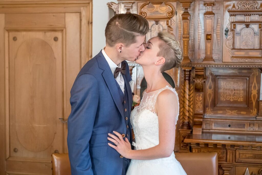 Hochzeit im Höfli in Stans mit anschliessendem Apero Fotoshooting mit Brautpaar in Buochs im Neuseeland Hochzeitsfest in Beckenried Hochzeitsfotograf Nidwalden