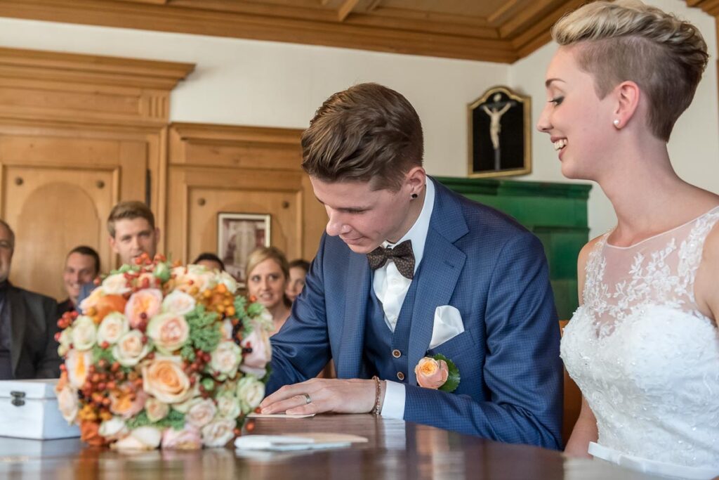 Hochzeit im Höfli in Stans mit anschliessendem Apero Fotoshooting mit Brautpaar in Buochs im Neuseeland Hochzeitsfest in Beckenried Hochzeitsfotograf Nidwalden